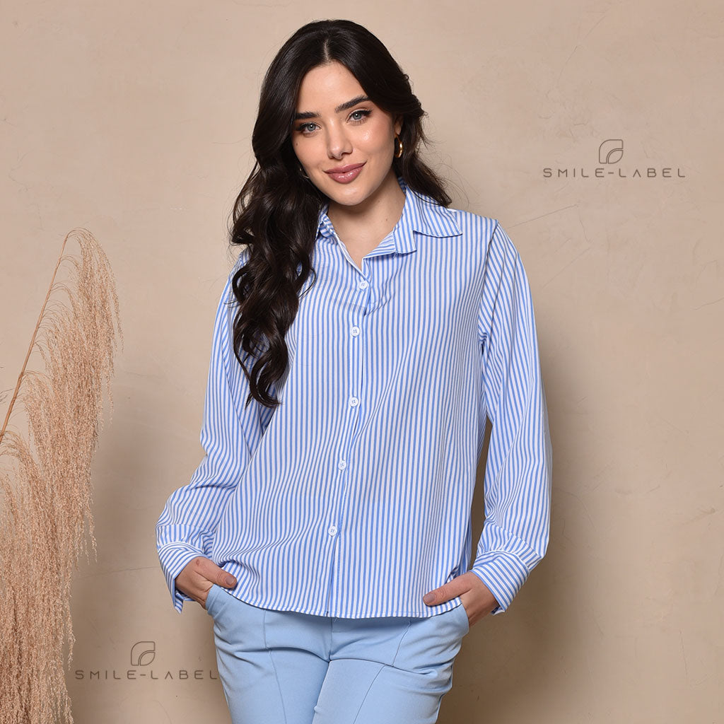 Camisa feminina listrada social duna com gola lapela, fechamento frontal por botões e mangas.