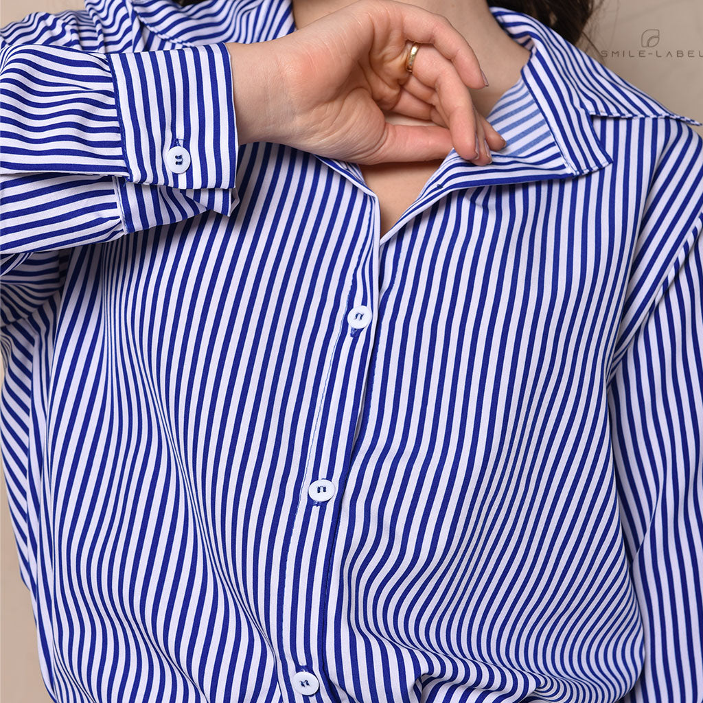 Camisa feminina listrada social duna com gola lapela, fechamento frontal por botões e mangas.