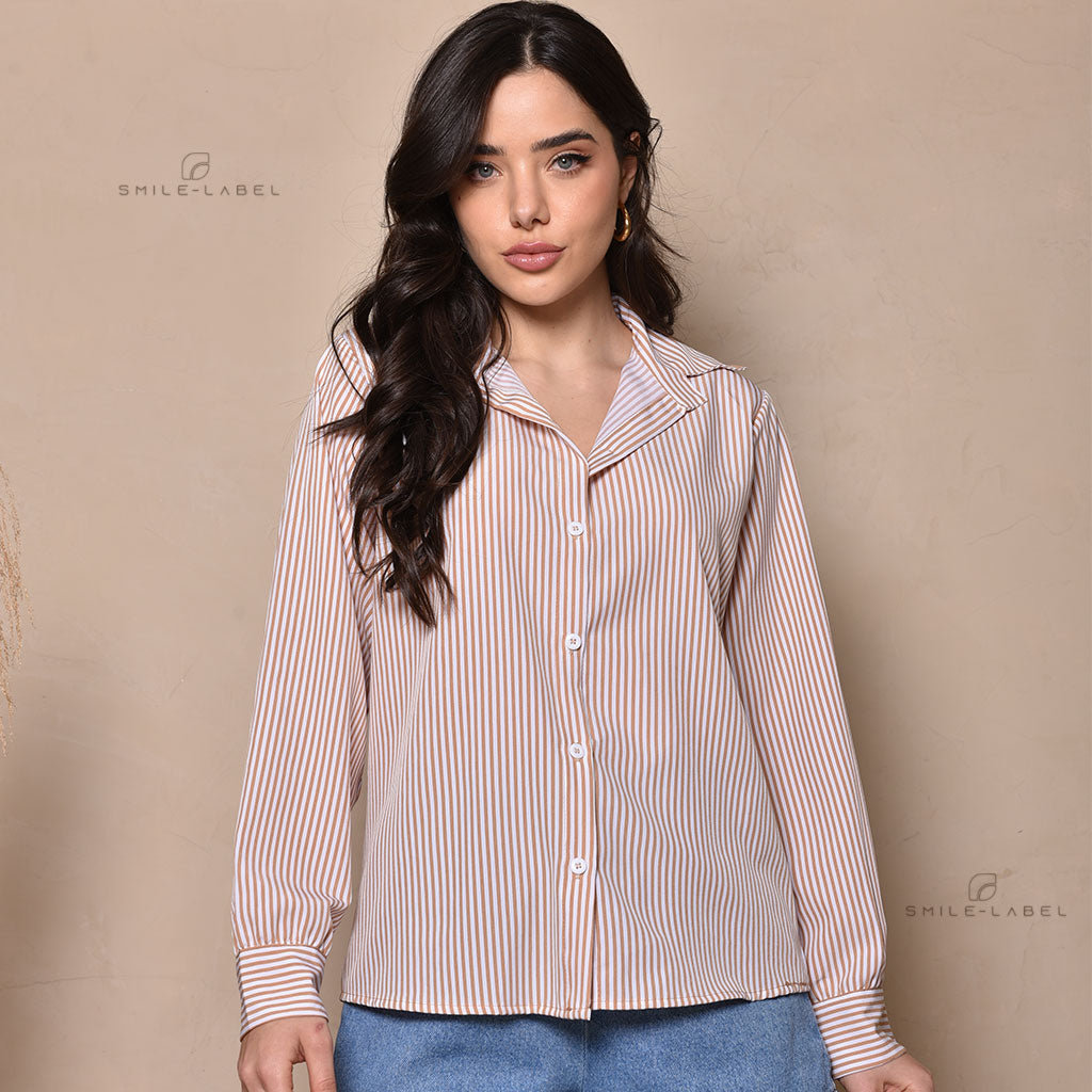 Camisa feminina listrada social duna com gola lapela, fechamento frontal por botões e mangas.