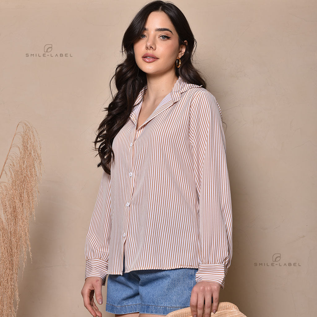 Camisa feminina de manga longa com estampa listrada gola clássica, botões frontais e punhos com abotoamento delicado