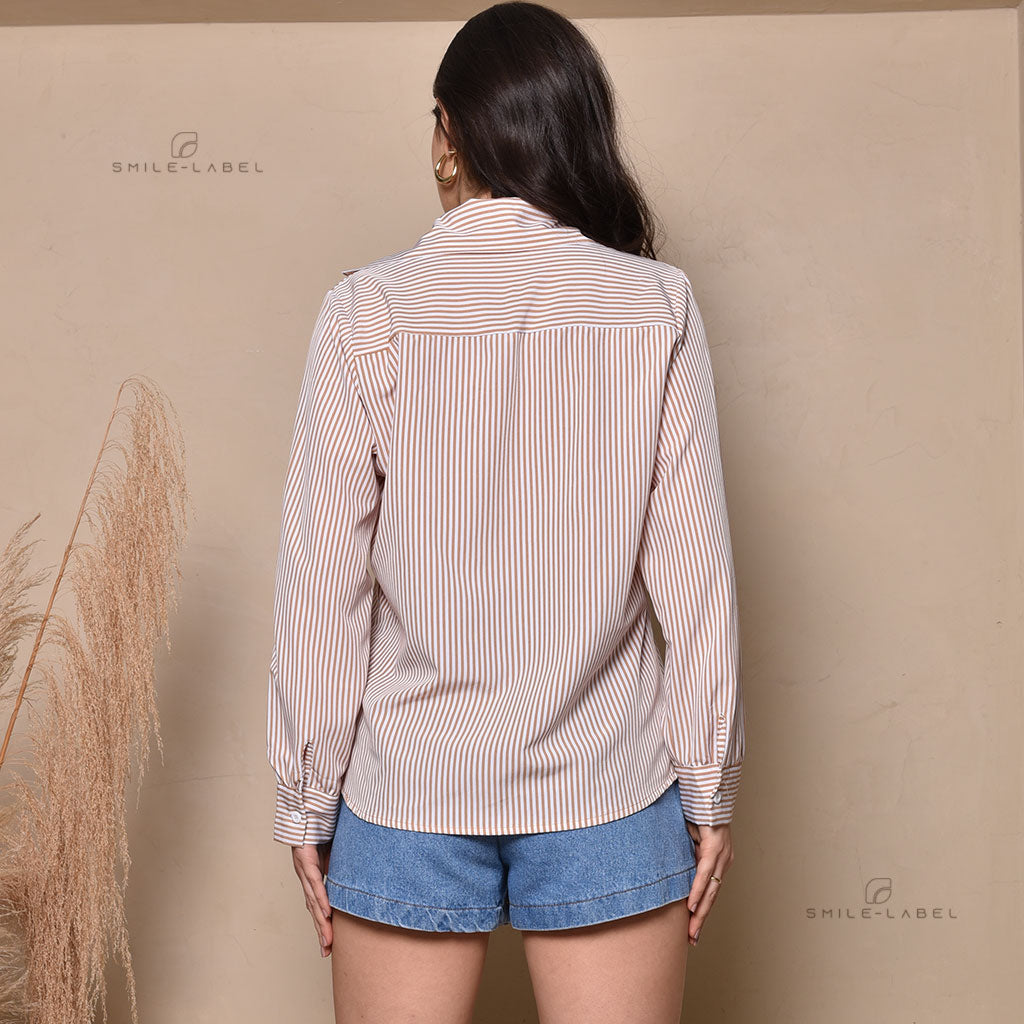 Camisa feminina listrada social duna com gola lapela, fechamento frontal por botões e mangas.