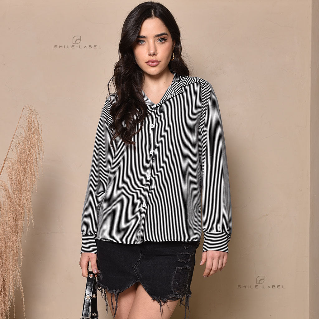Camisa feminina listrada social duna com gola lapela, fechamento frontal por botões e mangas.