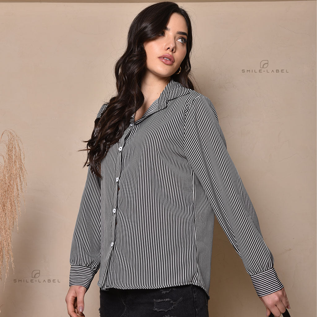 Camisa feminina de manga longa com estampa listrada gola clássica, botões frontais e punhos com abotoamento delicado