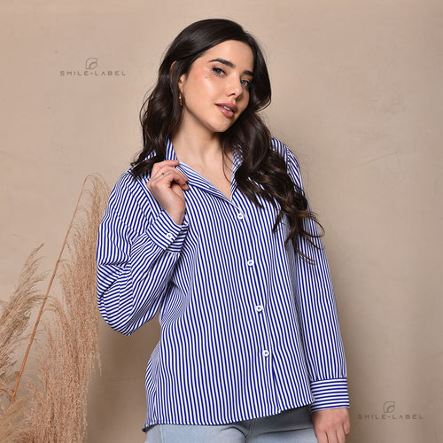 Camisa feminina de manga longa com estampa listrada gola clássica, botões frontais e punhos com abotoamento delicado