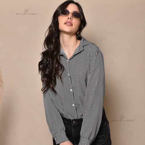 Camisa feminina de manga longa com estampa listrada gola clássica, botões frontais e punhos com abotoamento delicado