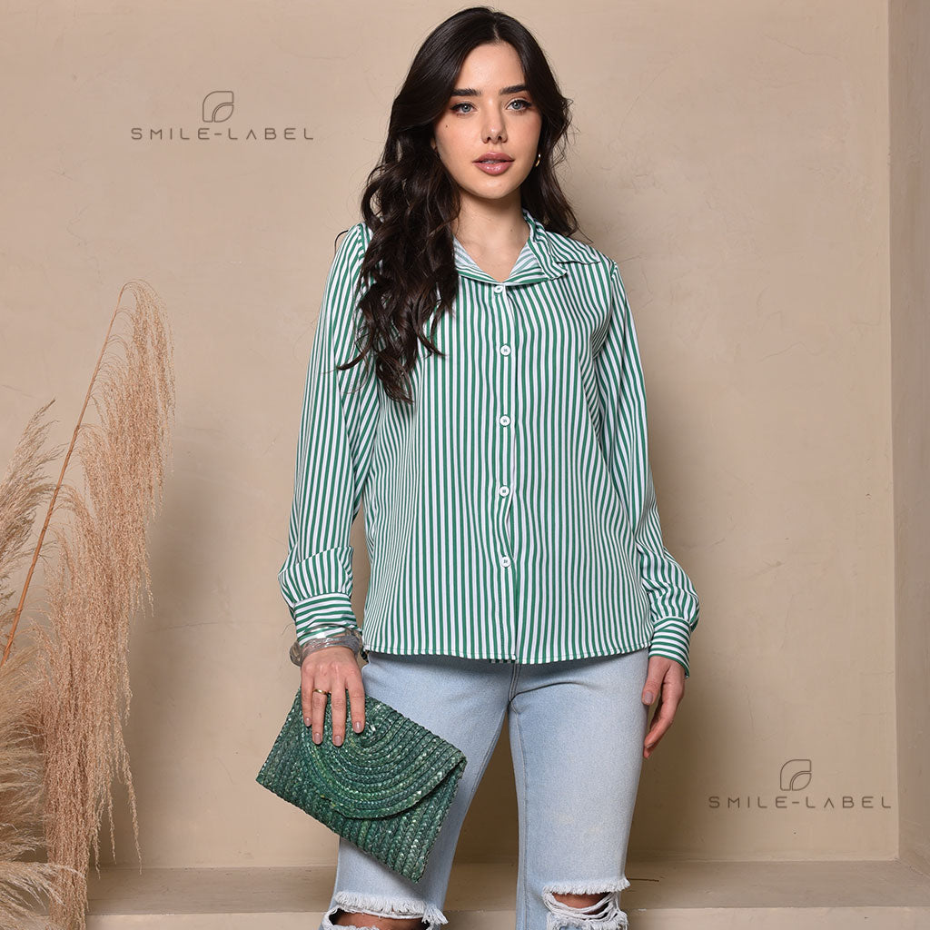 Camisa feminina de manga longa com estampa listrada gola clássica, botões frontais e punhos com abotoamento delicado