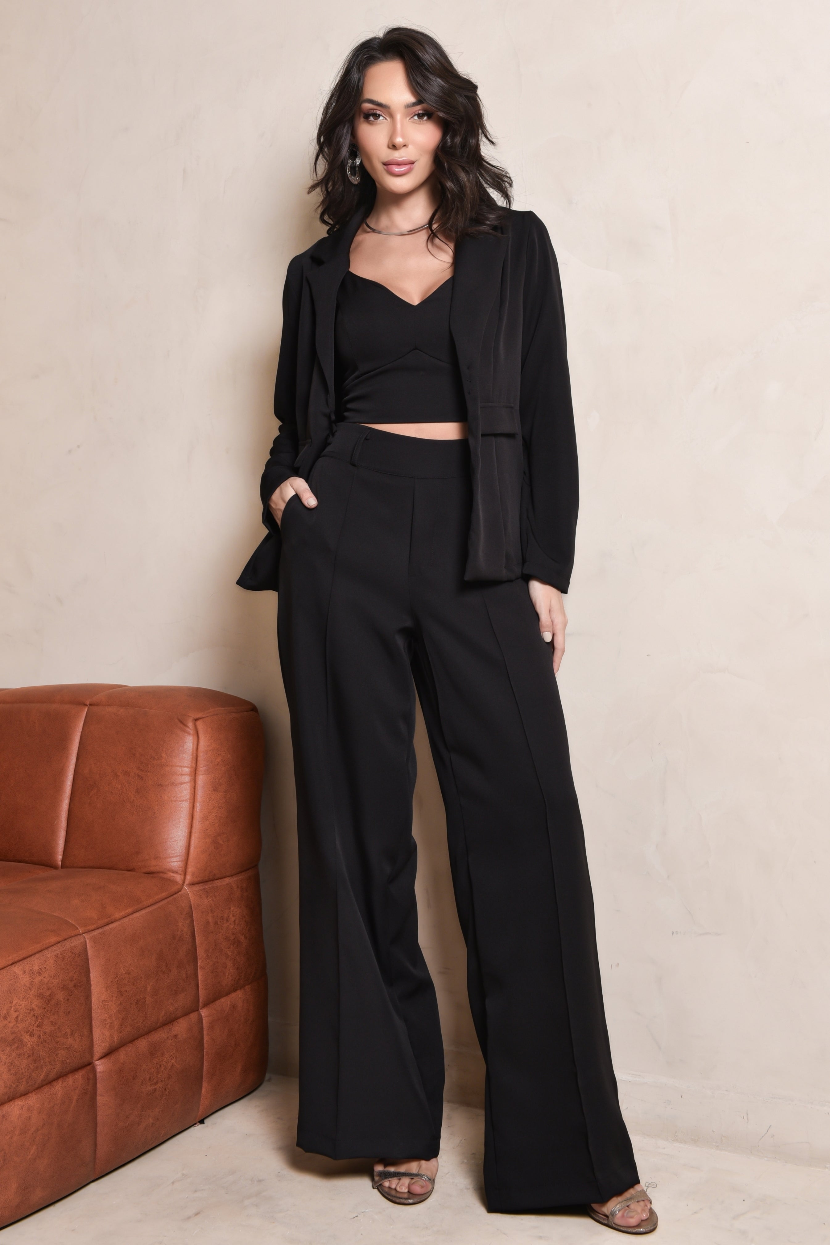 Conjunto Blazer, Calça é Cropped Alfaiataria elegante Social cor Sólida para mulher com Gola e bolso luxuoso.