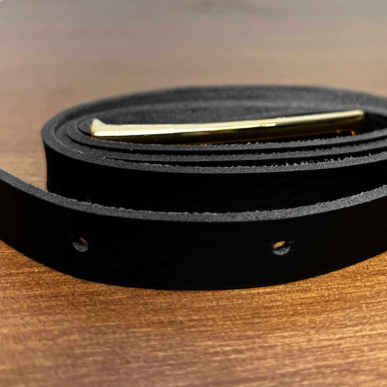 Cinto Feminino Fino com Detalhe em Fivela Dourada Acessório Versátil e Charmoso para o Dia a Dia em Couro Elegante