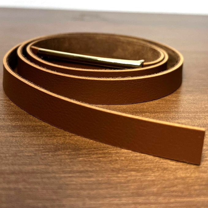 Cinto Feminino Fino com Detalhe em Fivela Dourada Acessório Versátil e Charmoso para o Dia a Dia em Couro Elegante