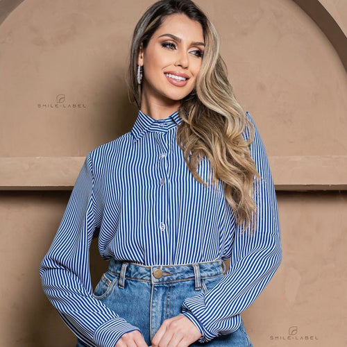 Camisa feminina listrada social duna com gola lapela, fechamento frontal por botões e mangas.