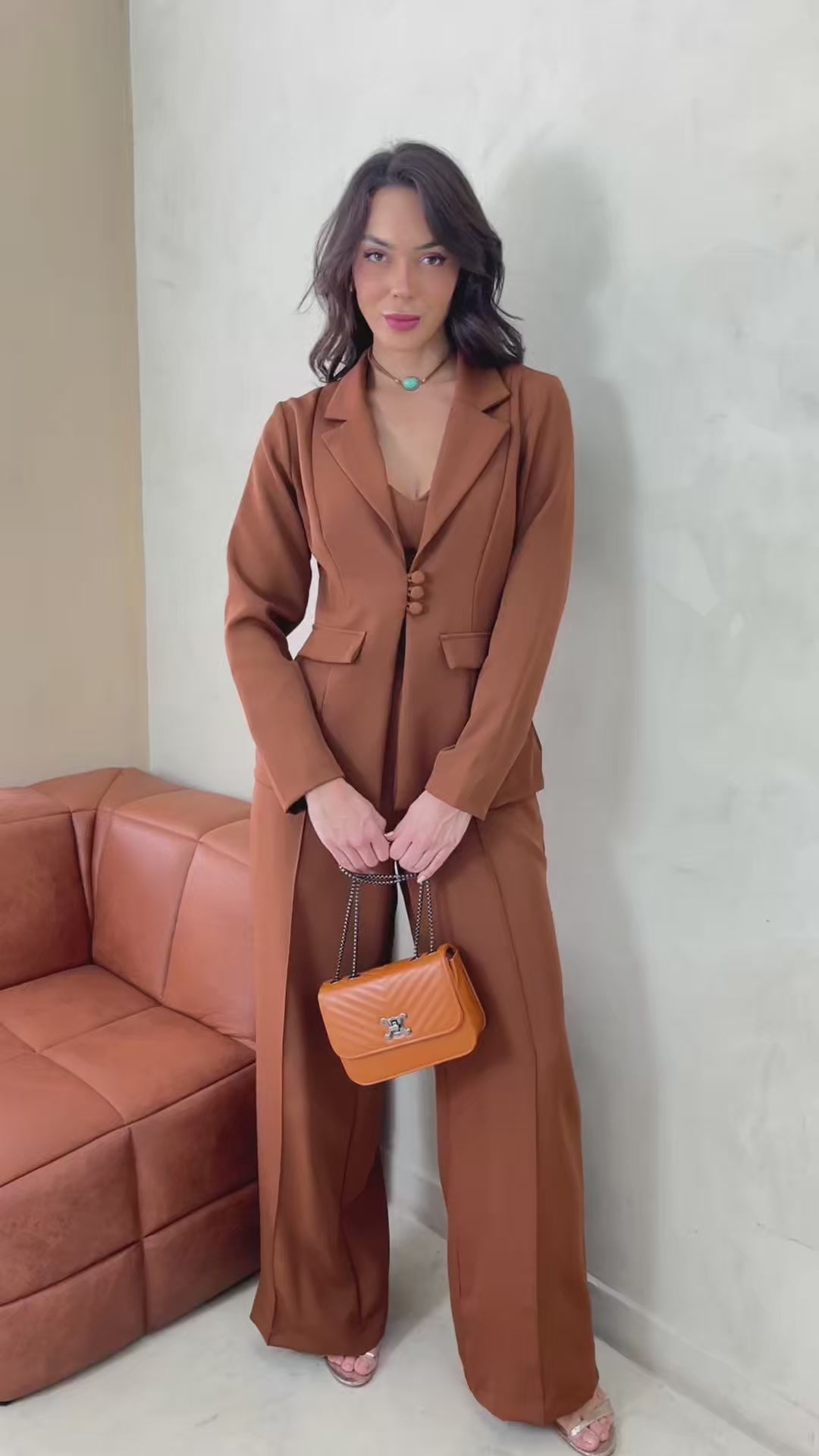 Conjunto Blazer, Calça é Cropped Alfaiataria elegante Social cor Sólida para mulher com Gola e bolso luxuoso.