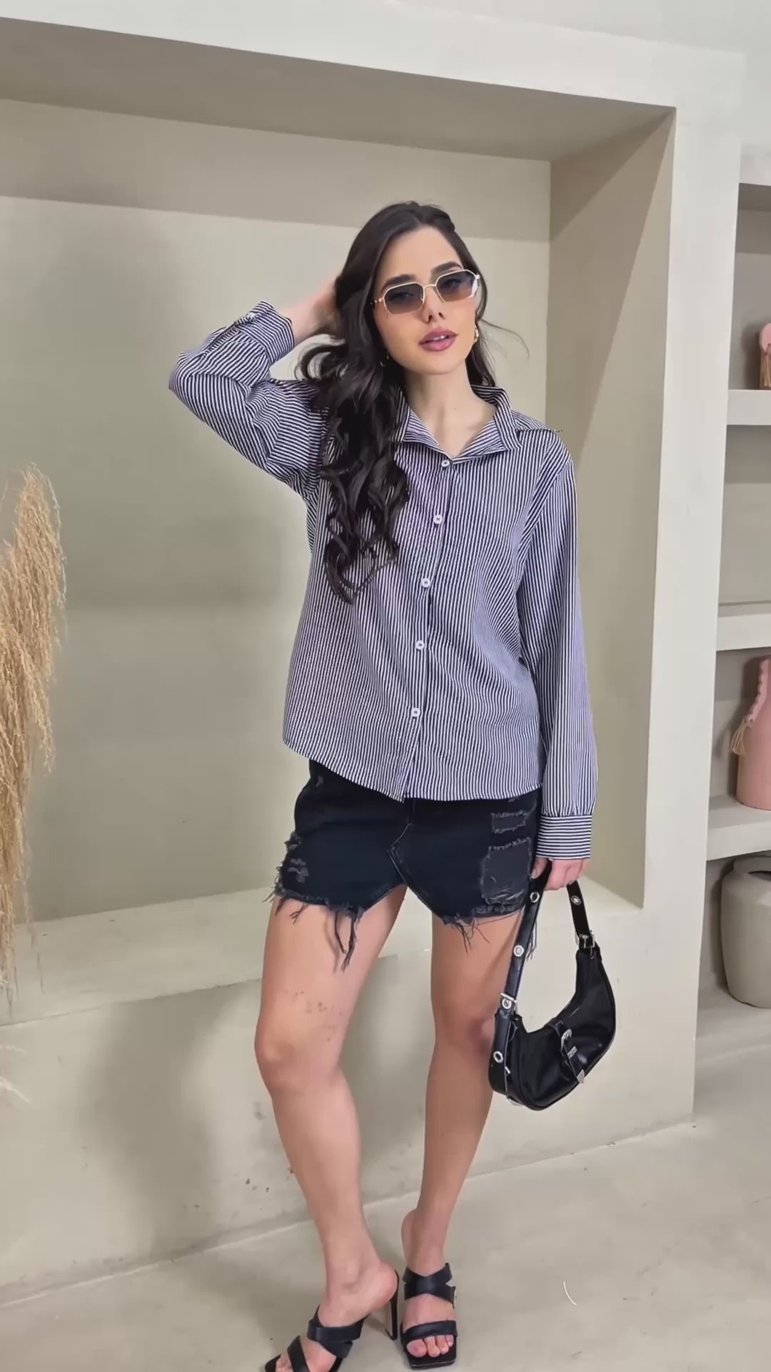 Camisa feminina de manga longa com estampa listrada gola clássica, botões frontais e punhos com abotoamento delicado